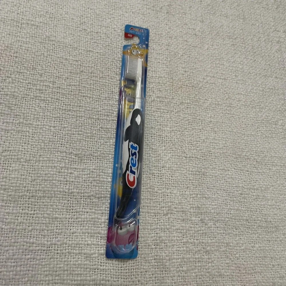 New Crest Black & White Orca Killer Whale Collectible Toothbrush #40 For Child